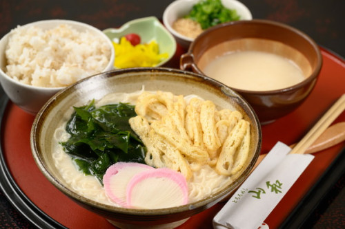 奈良県特産品の大和芋のとろろをたっぷりとかけていた だくにゅうめん。 極細の三輪素麺1.5束を使っています。