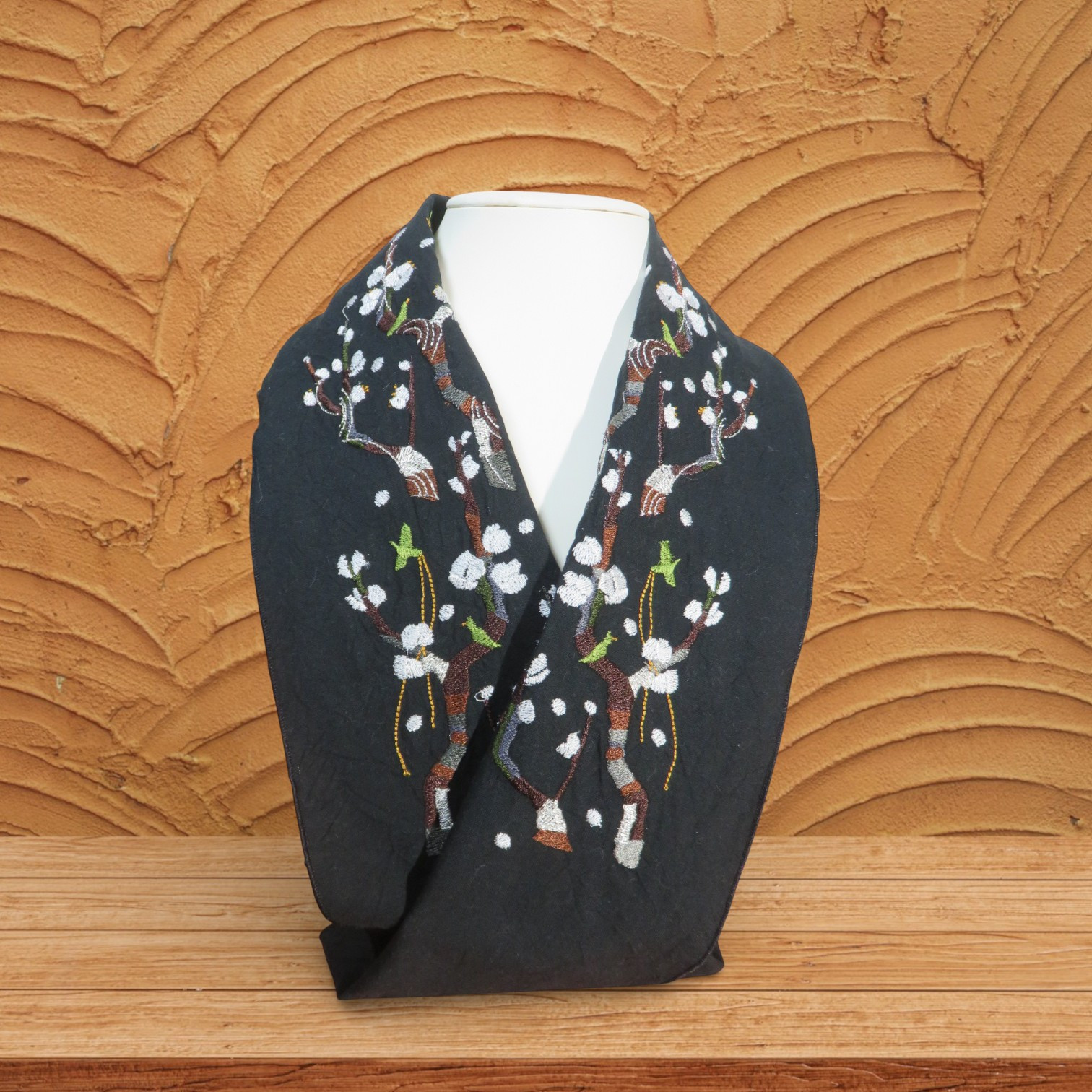 梅とうぐいす半襟　ブラック