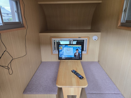 当店デモカーにポータブルテレビ設置！