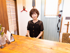 前髪のある栗色ふんわりショートヘア.png