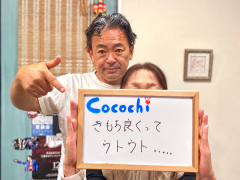 ホワイトボード越しの女性の髪を自然に整える.png
