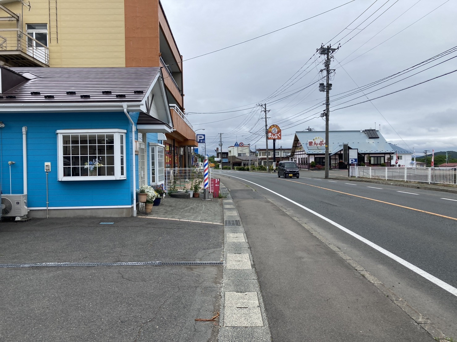 青い色の建物が目印です