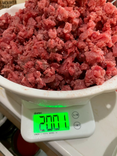 ✨ 元気・筋肉・被毛ケアに！ワンちゃんに牛肉を与える時の正しい量と工夫 ✨