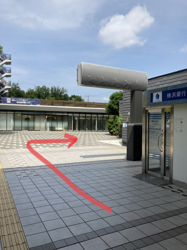 横浜銀行ATMのある側に出てさらに右へ