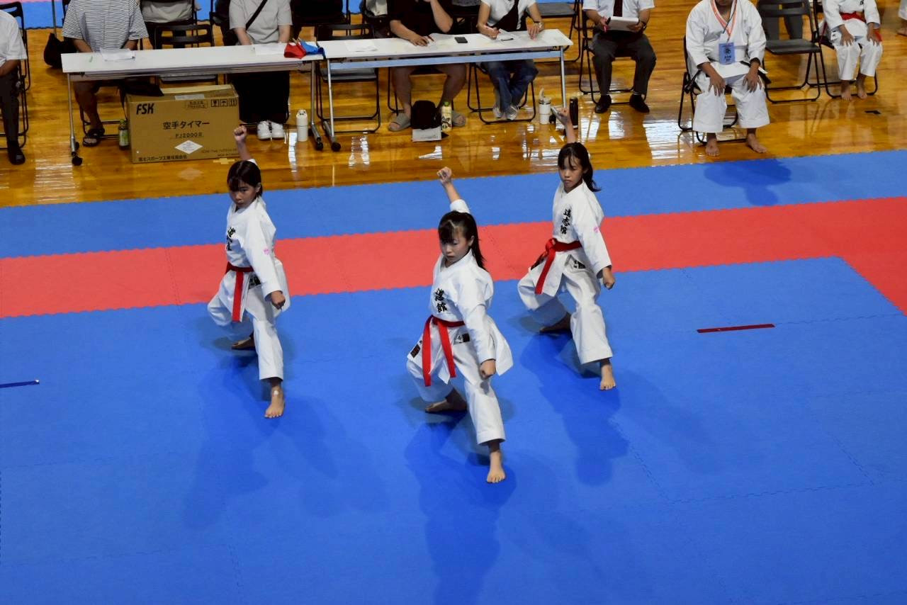 団体形　息を合わせた演武で県大会優勝