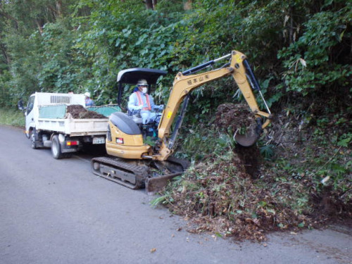 地域貢献＞市道桜松線路肩清掃（作業中）.JPG