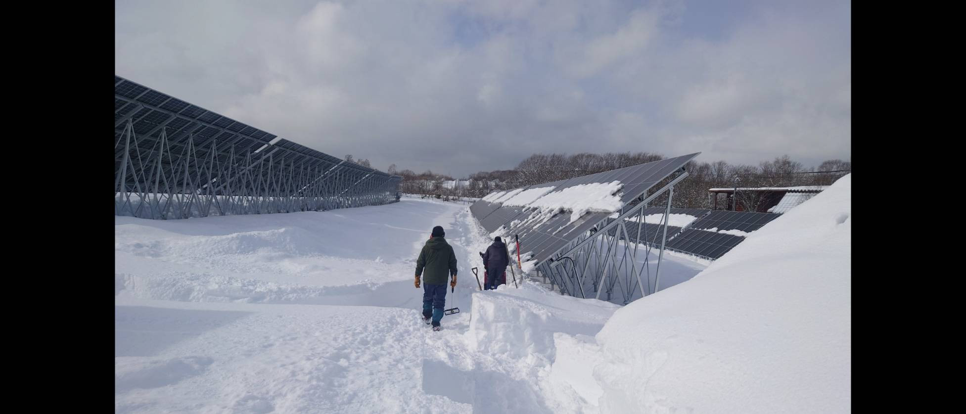 太陽光発電所・メガソーラー　除雪作業　発電に支障ないようキレイに除雪します