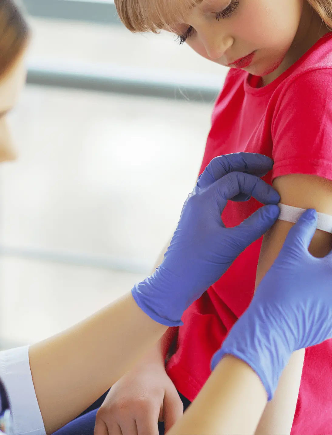 ワクチンを打つ子供 画像