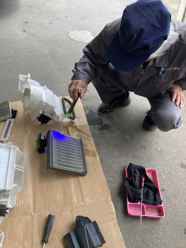 蛍光剤で穴を確認.jpg