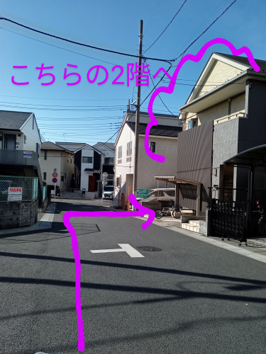 アクセス　サロン前　こちらの２階へ.JPG
