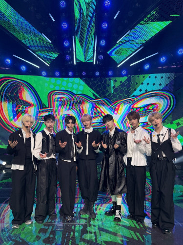 【NEXZ】『MUSIC BANK』集合写真.jpg