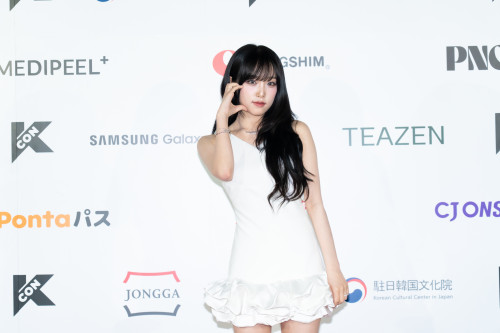 RED CARPET_YENA_(C)CJ ENM.jpg
