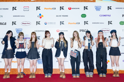 RED CARPET_ME_I_(C)CJ ENM.jpg