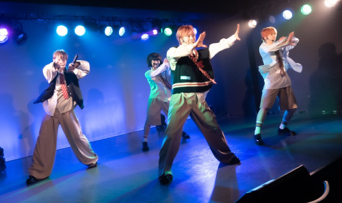 ライブパフォーマンスを披露するI1IT.jpg