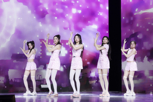 20250617아일릿_bomb 미디어 쇼케이스_퍼포먼스 (1).jpg