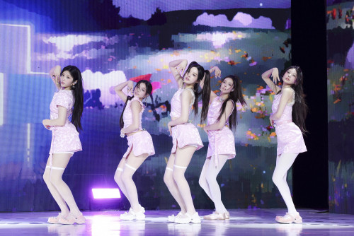 20250617아일릿_bomb 미디어 쇼케이스_퍼포먼스 (2).jpg