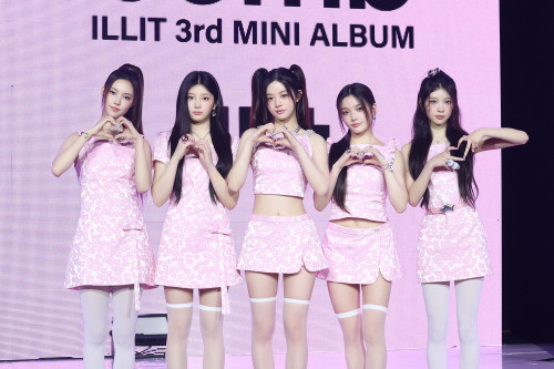 20250617아일릿_bomb 미디어 쇼케이스_포토월_단체 (2).jpg