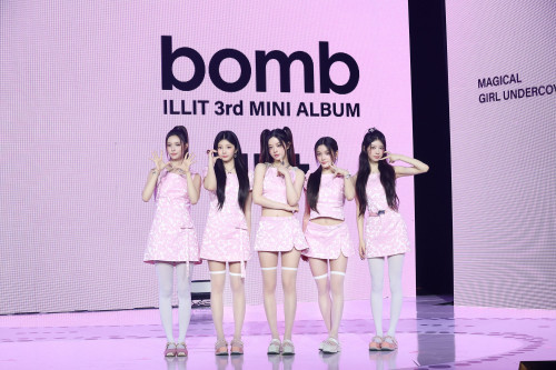 20250617아일릿_bomb 미디어 쇼케이스_포토월_단체 (3).jpg