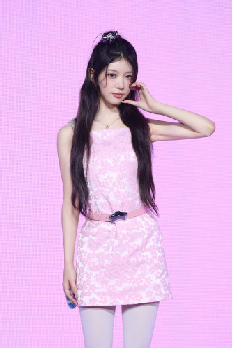 20250617아일릿_bomb 미디어 쇼케이스_포토월_모카 (1).jpg