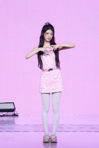 20250617아일릿_bomb 미디어 쇼케이스_포토월_모카 (2).jpg