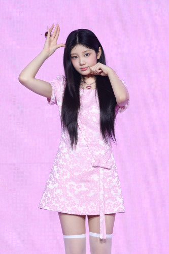 20250617아일릿_bomb 미디어 쇼케이스_포토월_원희 (1).jpg