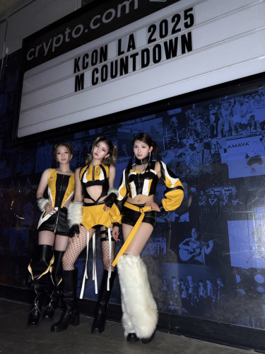 ISSUE_KCON LA(C)LAPONE GIRLS.jpg