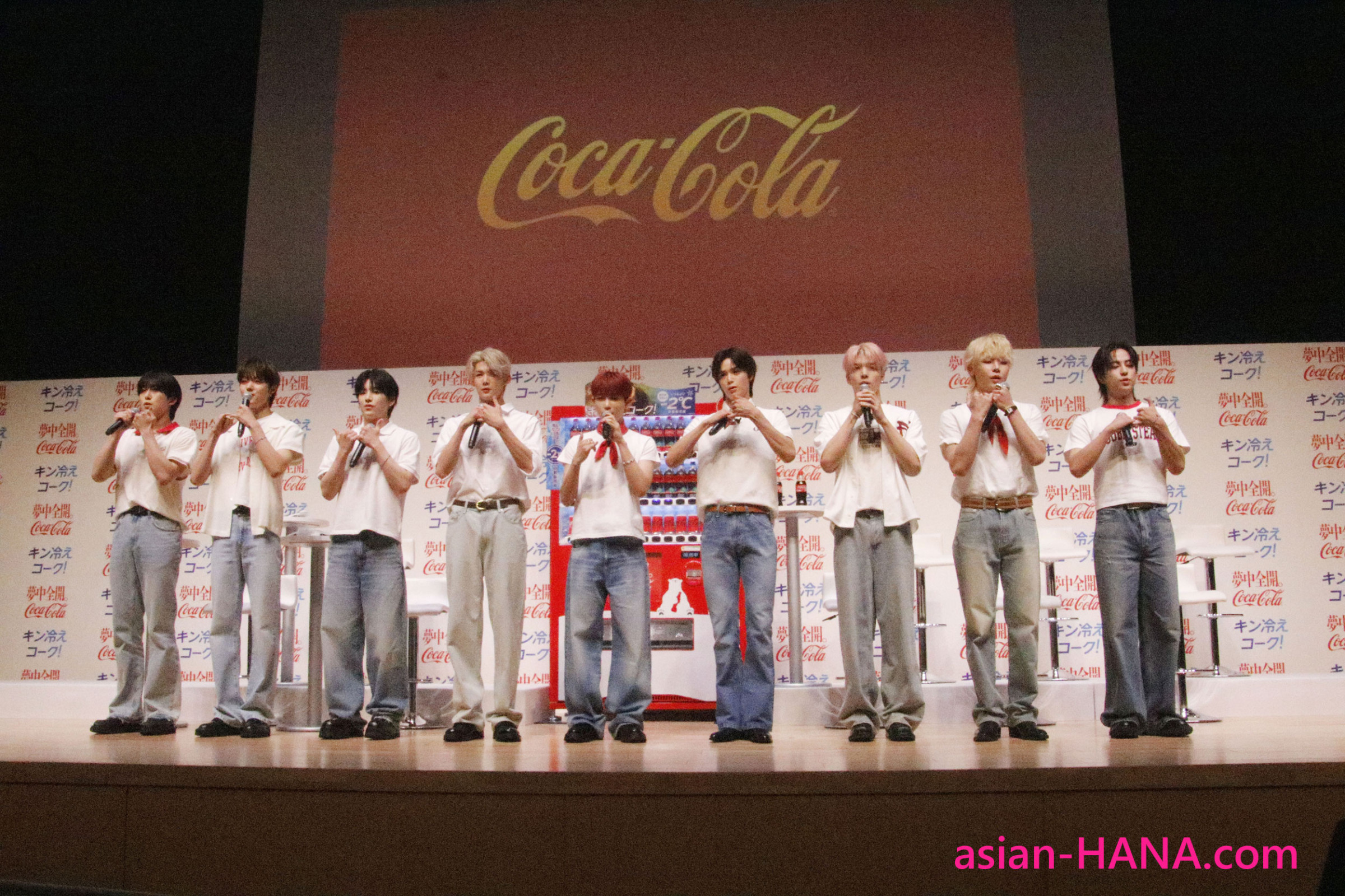 &TEAMが登壇！チーム対抗ゲームに挑戦！ 勝利チームは、キンキンに冷えた「キン冷えコーク」を体験 コカ･コーラ「いつもより2℃冷たい自動販売機 」体験取材会