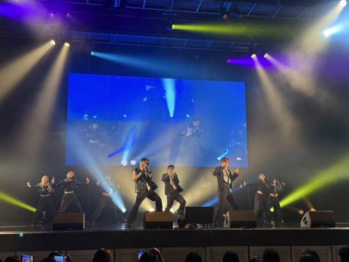 ライブパフォーマンスを披露するI1IT.jpg