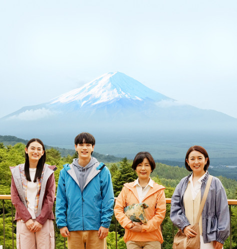 富士山と　コーヒーと、しあわせの数式　①右から酒井美紀、市毛良枝、豆原一成、八木莉可子.jpg