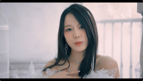 「ALONE」 MVでのRINA.jpg
