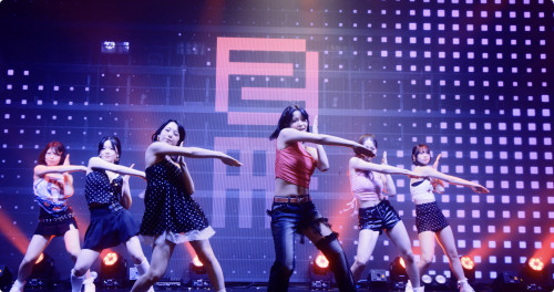 「LOVE TONIGHT」 の特徴的な手のダンス.jpg