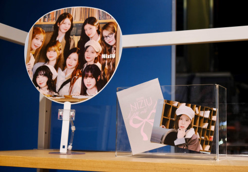 NiziU SHIBUYA TSUTAYA 4.jpg