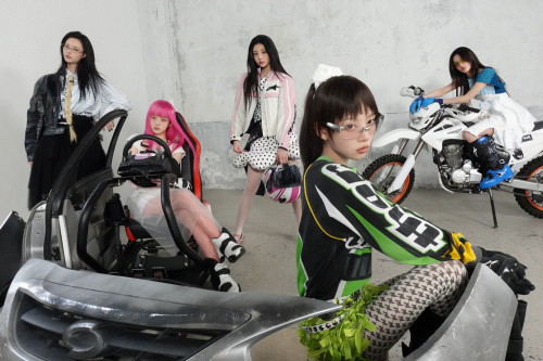 20251113아일릿 싱글 1집 NOT MY NAME 콘셉트 포토 (1) 단체.jpg