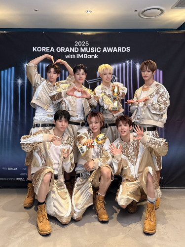【NEXZ】「2025 KOREA GRAND MUSIC AWARDS」記念写真.jpg