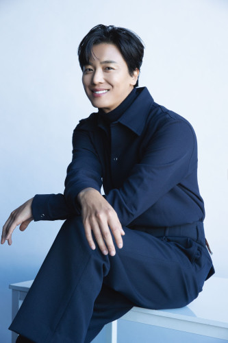 ヨン・ウジン アー写① ©JUMP ENTERTAINMENT.jpg