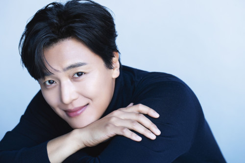 ヨン・ウジン アー写② ©JUMP ENTERTAINMENT.jpg