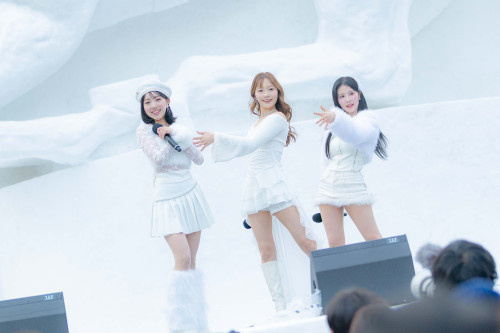 パフォーマンスを披露するUNICODE（左からERIN、HANA、MIO）.jpg