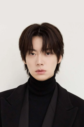 ①アン・ジェヒョン アー写&copy;STUDIO UHOO (1).png