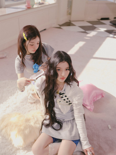 아일릿 미니 4집 GRWM 콘셉트 포토 (4) 유닛-모카, 민주.jpg