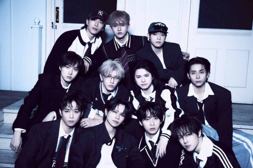 INI_8TH_Artist Photo_ALL v20516.jpg