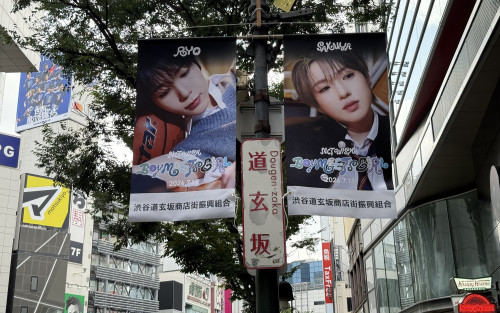 256981_3_Shibuya Flag_BMG_RYO, SAKUYA_light.jpg