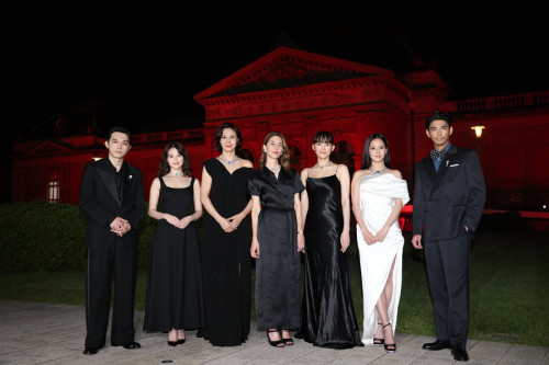 YKR58559 7名並び_R.JPG