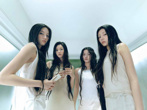 아일릿 미니 5집 QUIET 버전 콘셉트 포토 (1) 단체1014.jpg