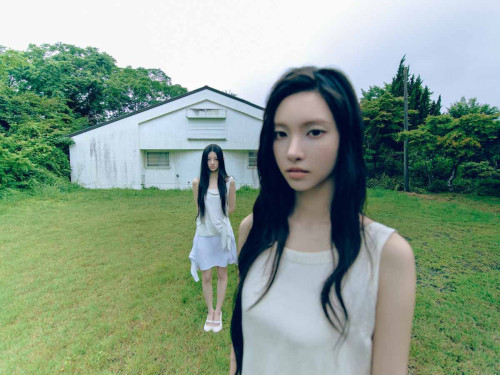 아일릿 미니 5집 QUIET 버전 콘셉트 포토 (3) 민주 윤아1014.jpg