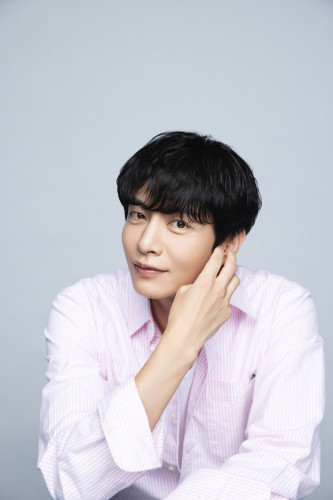 イ・ミンギ アーティスト写真②&copy;SANGYOUNG COMPANY.jpg