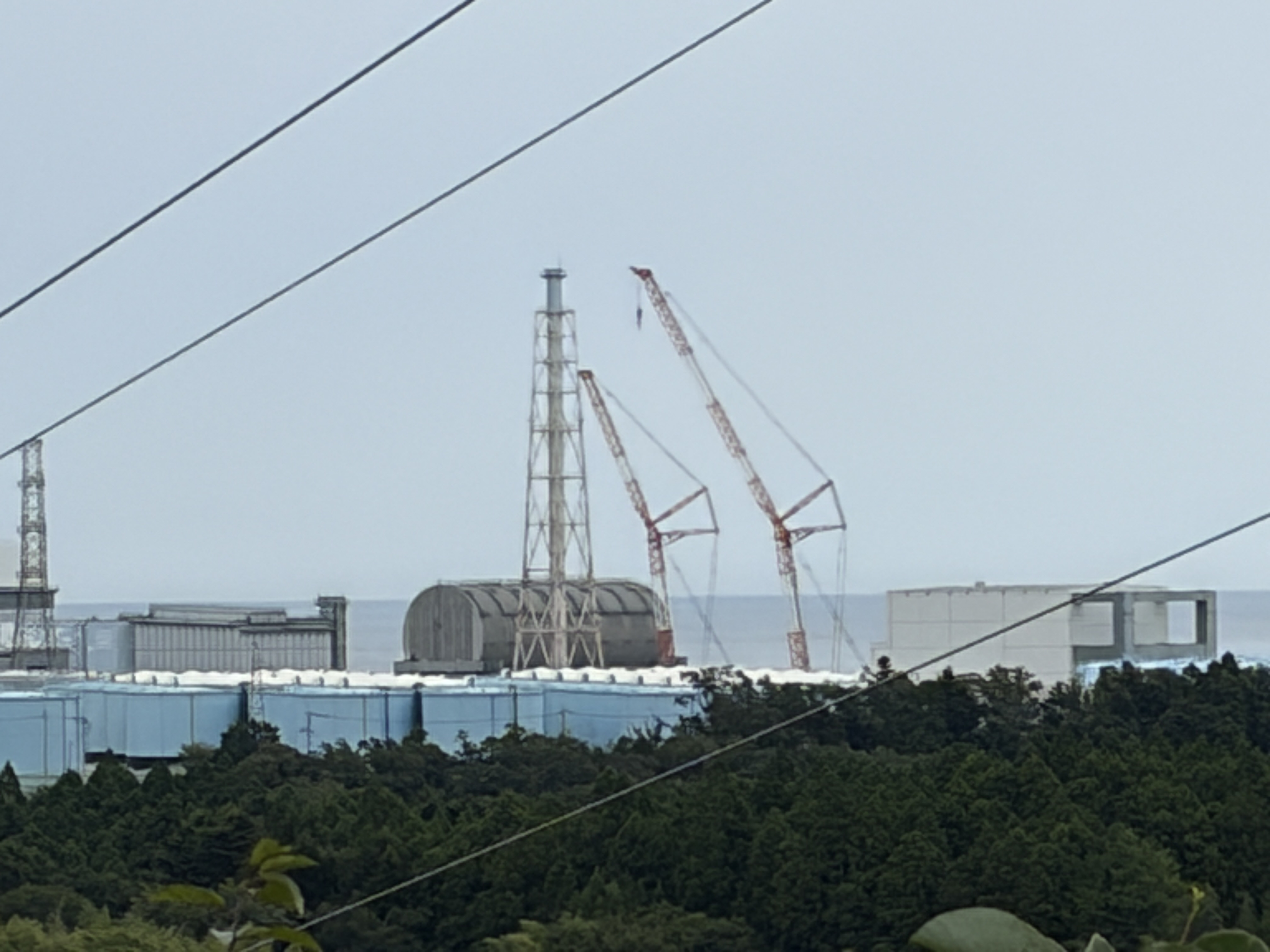 福島第一原子力発電所の視察をしました．