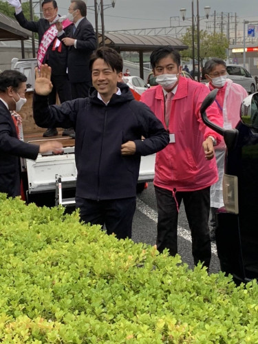 小泉進次郎元国務大臣をエスコートする。