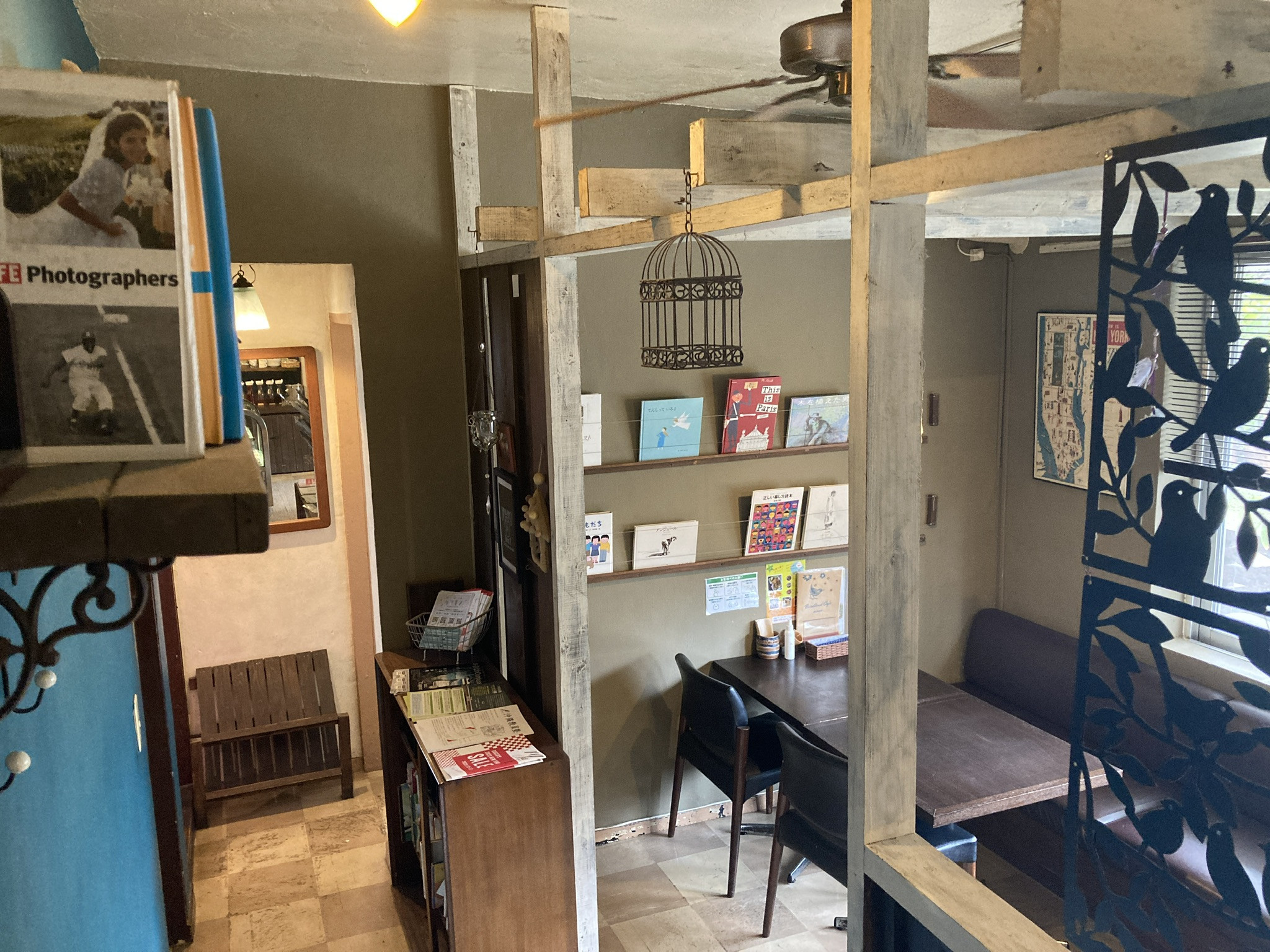 BGMにはジャズが流れています。