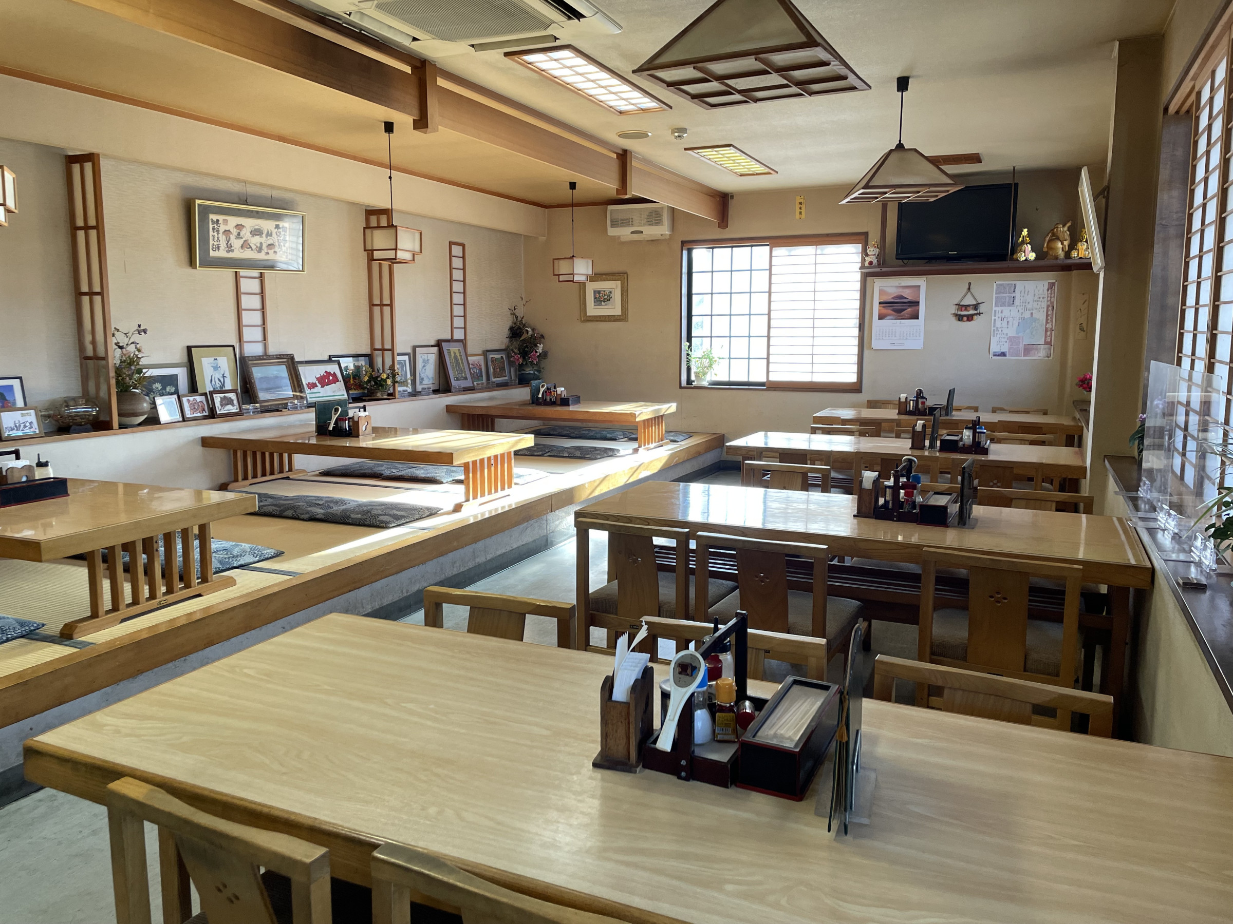広々とした店内でゆったりとおくつろぎください
