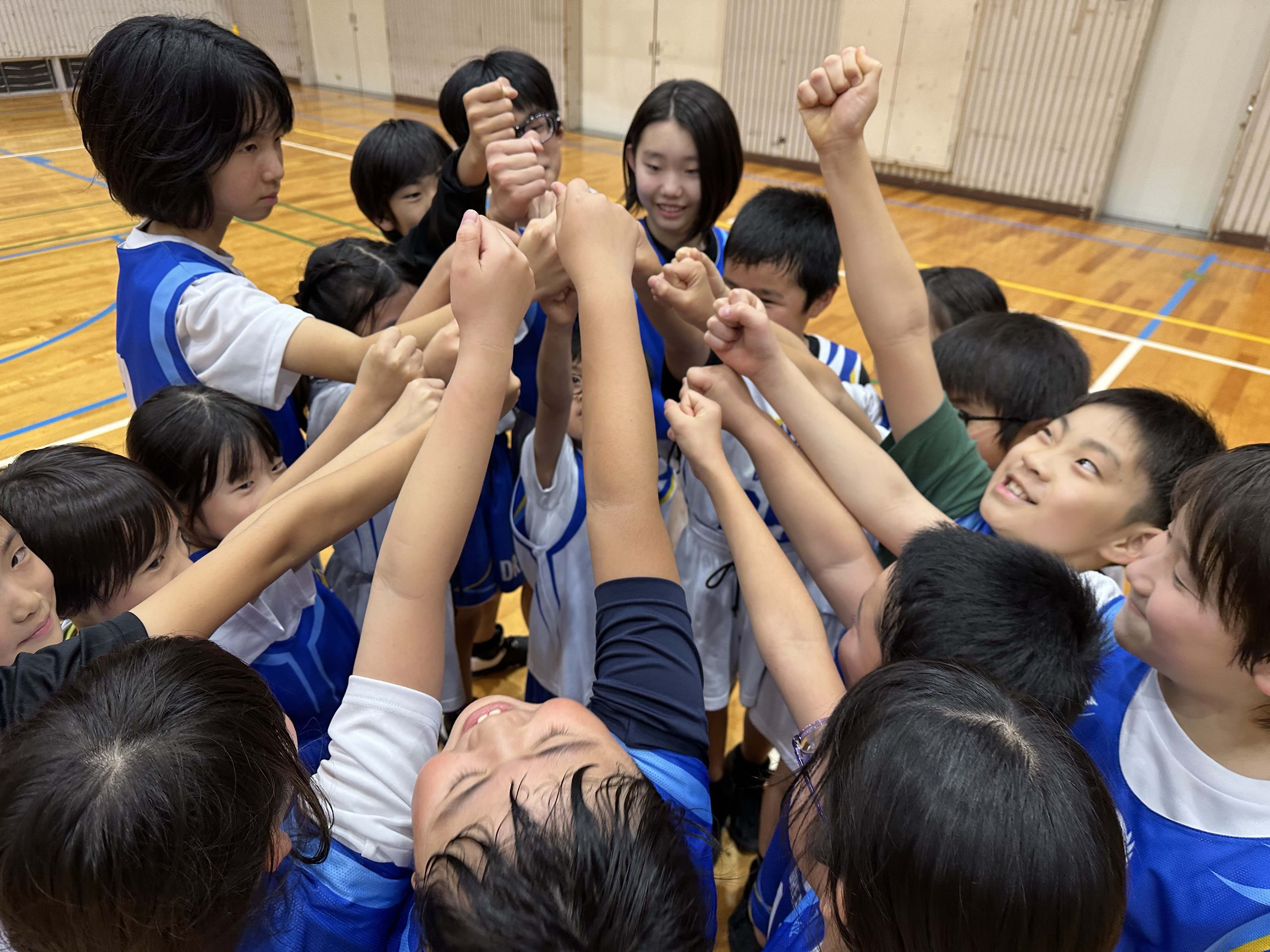 バスケットボールをする子供たちのイメージ